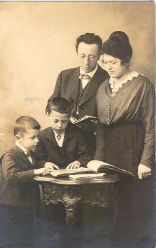 Špicarjeva mlada družina